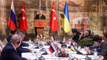 Bild: Urainische und russische Teilnehmer bei der Verhandlung in Istanbul
