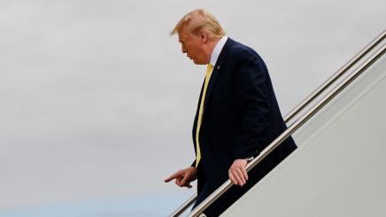 Bild: Präsident Trump geht eine Treppe hinab