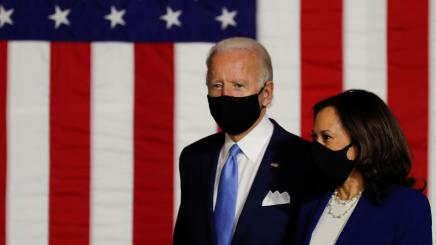 Bild: Joe Biden und Kamala Harris vor einer US-Flagge