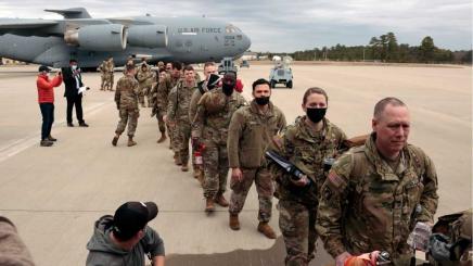 Bild: Amerikanische Soldaten bei ihrer Entsendung nach Deutschland und Polen