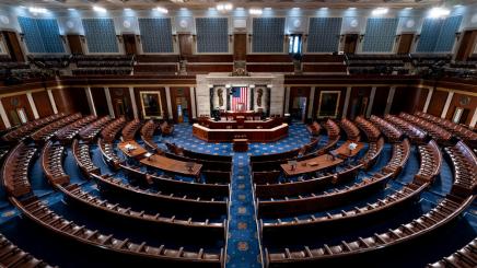 Bild: Blick in den leeren Plenarsaal des Repräsentantenhauses im Kapitol in Washington D.C.