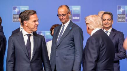 Bild: Bundeskanzler Friedrich Merz umgeben von u.a. Donald Trump und Mark Rutte