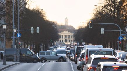 Dichter Verkehr in der Stadt